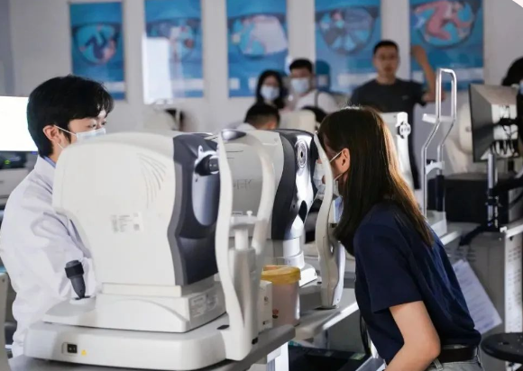 沉浸式体验！东莞近视手术术前查了个啥？